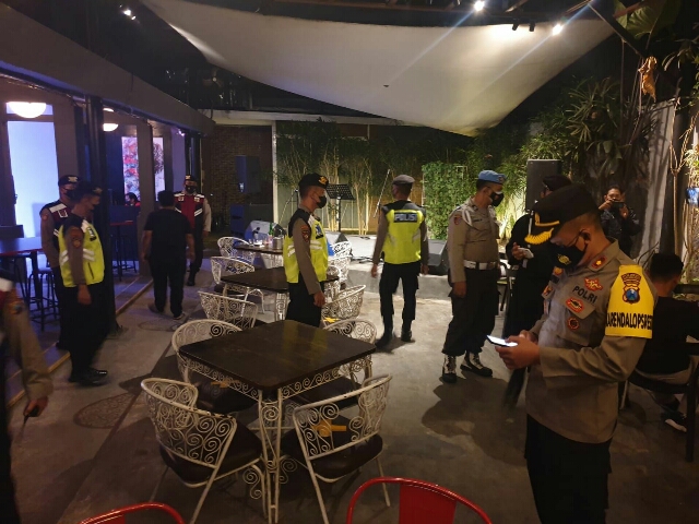 Tim Pamor Keris Gabungan Polresta Malang Kota Datangi Tempat Hiburan Malam dan Café Ingatkan  Prokes