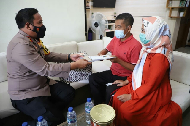 Kapolres Mojokerto Besuk Anggota Yang Sakit, Laksanakan Program Semangat