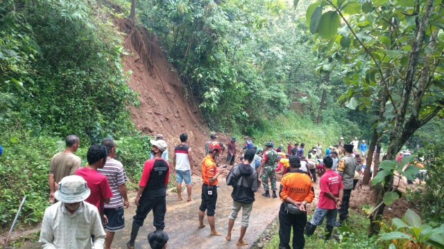 Polres Madiun Bantu Masyarakat Terdampak Tanah Longsor, Dalam Tanggap Bencana