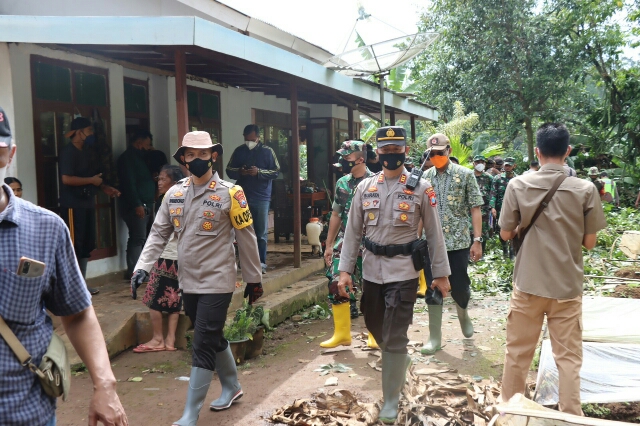Kapolres Bondowoso Beri Bantuan Korban Puting Beliung, Dalam Tanggap Bencana