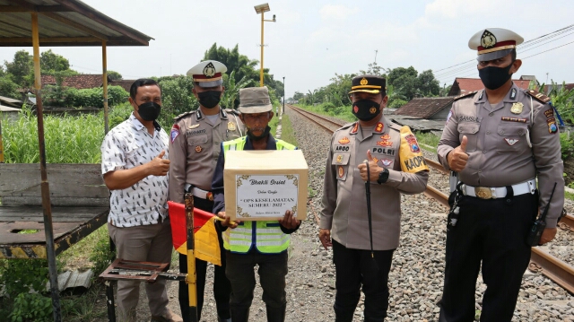 Polres Blitar Kota Peduli Terhadap Supeltas Penjaga Perlintasan Kereta Api Tanpa Palang Pintu