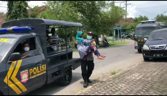 Gendong Lansia, Berbagi Sembako, Salah Satu Kontribusi Polres Ngawi Ingin Mengakhiri Pandemi