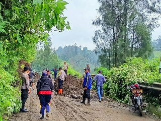 Gerak Cepat Bantu Masyarakat Evakuasi Tebing Longsor di Jalur Wisata Bromo Yang Dilakukan Polres Probolinggo