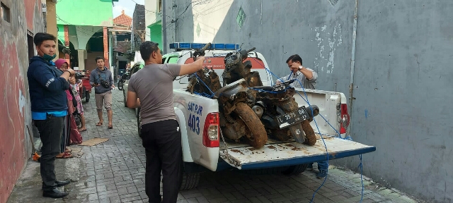 Evakuasi Motor Mahasiswa UNESA Korban Banjir dan Tanah Longsor di Malang oleh PJR Polda Jatim
