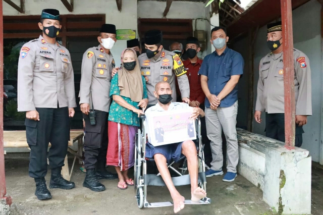 Mbah Karmaen Penderita Stroke Mendapat Bantuan Rehap Rumah dan Kursi Roda dari Polresta Mojokerto