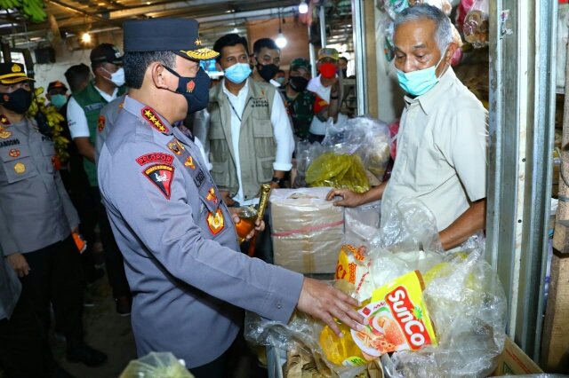 Pastikan Stok Minyak Goreng Untuk Warga Aman, Kapolri Turun Langsung ke Pasar