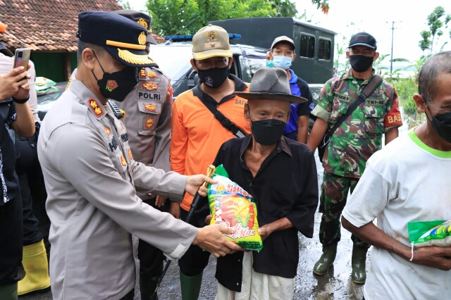 Polres Jember Tanggap Bencana dan Hadir di Tengah Masyarakat Terdampak Banjir