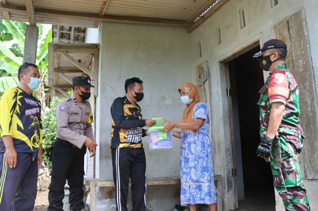 Susuri Jalan Setapak Berikan Bantuan Untuk Warga, Kapolres Trenggalek Turun Desa