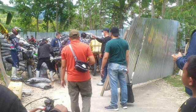Pekerja Lingkar Tambang Batu Hitam (Kalkopirit) di lokasi PT.Gorontalo Kabupaten Bone Bolango, Gorontalo  Menggantungkan Nasibnya