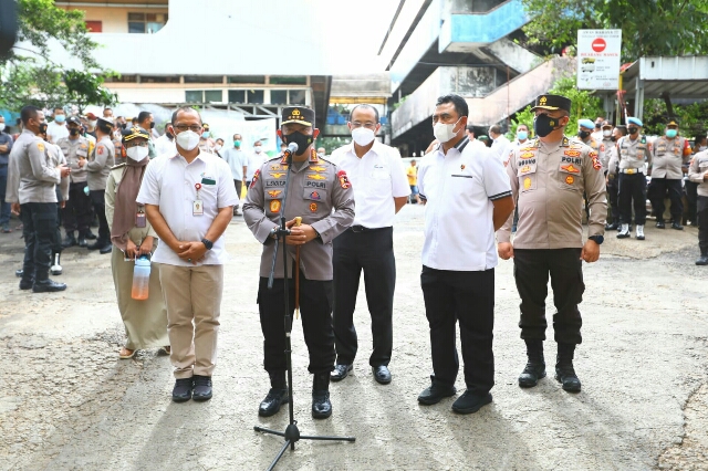 Kapolri Pastikan Stok Minyak Curah untuk Warga Aman, Saat Tinjau Pasar Minggu