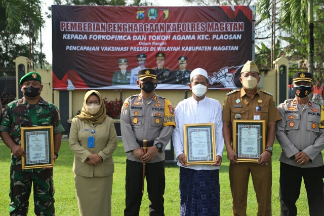 Kapolres Magetan Berikan Penghargaan Forkopimcam Plaosan dan Tokoh Agama dalam Pencapaian Vaksinasi Tertinggi