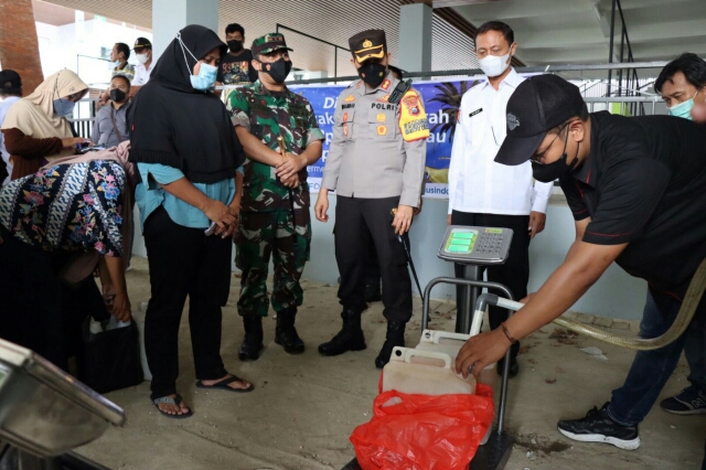 Pantau Pendistribusian 10 Ribu Liter Migor, Kapolres Bojonegoro bersama Dandim