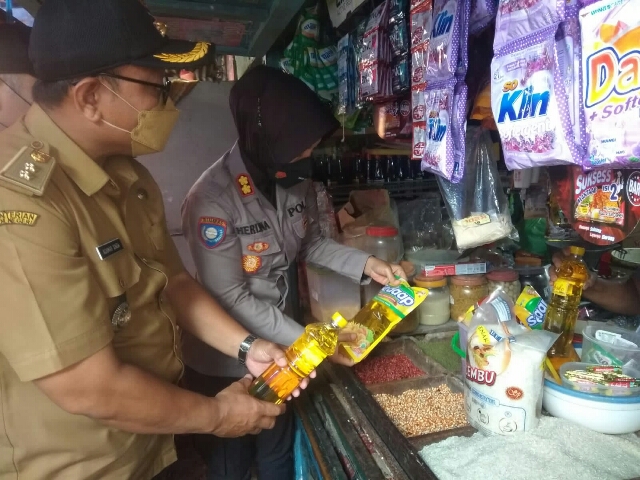 Tinjau Minyak Goreng Curah di Pasar Sopo Nyono oleh Kasatbinmas Polrestabes Surabaya