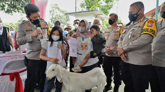 Pembagikan Doorprize Kambing di vaksinasi Presisi Lumajang oleh Kapolda Jatim