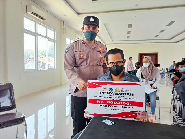 Bhabinkamtibmas di Gresik Jemput Warga Yang Sakit Ambil BTPKLWN dengan Layanan Sepenuh Hati