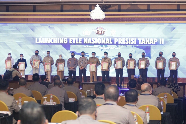 Gubernur Jatim dan beberapa kepala daerah serta stakeholder terkait Dukungan ETLE, Mendapatkan Penghargaan dari Kapolri