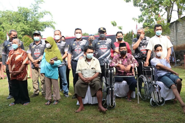 Bagi Sembako dan Kursi Roda Saat Resmikan Program Wayahe Lapor Kapolres