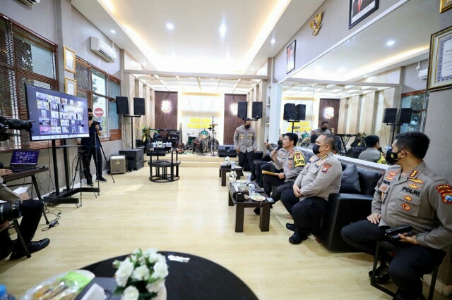 Anggota yang terpapar Covid-19 dan Sakit Lainnya Melalui Aplikasi E-Yankes, Diberi Semangat Kapolda Jatim