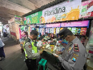 Anggota Jajaran Polres Pelabuhan Tanjung Perak: Rutin Cek Ketersediaan Sembako