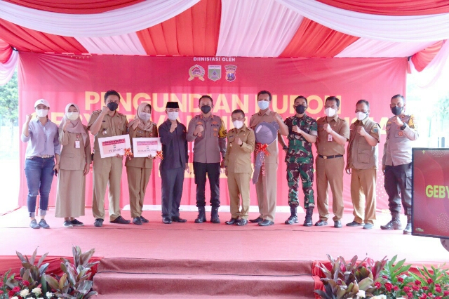 Kapolres Batu Bagikan Doorprize Sepeda Motor, Dalam Kegiatan Gebyar Vaksinasi Lansia