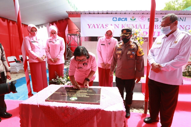 Bangun MCK untuk Masyarakat Tonjung Bangkalan, dari Pengurus Yayasan Kemala Bhayangkari Daerah Jatim