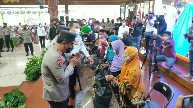 Paket Sembako Untuk Warga Yang Ikut Vaksinasi Di Blora Jawa Tengah Dibagikan Langsung oleh Kabareskrim Polri