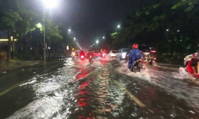 Akibat Hujan Deras, Banjir Merendam Jalur Frontage Jl. A Yani Depan Mapolda Jatim