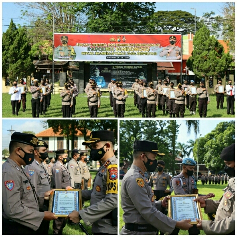 Bhabinkamtibmas Terima Penghargaan dari Kapolres Bondowoso dalam Mencapai Vaksinasi Penilaian Terbaik