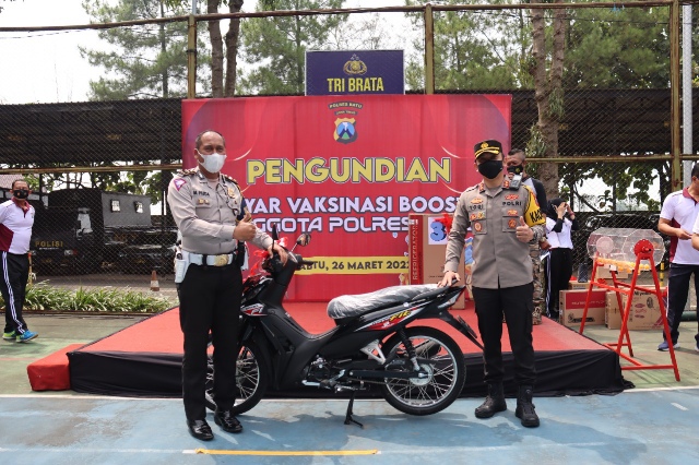 Polres Batu Bagikan Doorprize Kepada Anggota yang Sudah Vaksinasi Booster