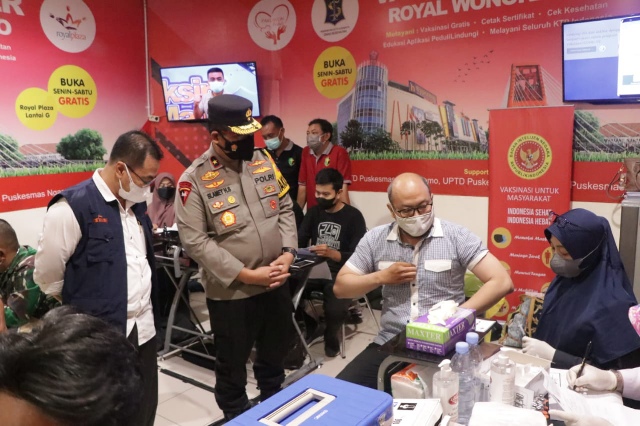 Wakapolda Jatim Cek Gelaran Vaksinasi di Royal Plaza Surabaya