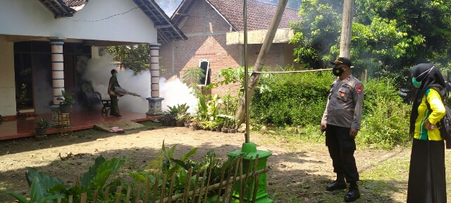 Lakukan Fogging Cegah DBD Bersama Tiga Pilar Polisi di Ngawi