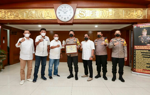 PWI Jatim Award Kategori Tokoh Daerah Bidang Public Health Leaders, Memberikan Penganugrahan kepada Kapolda Jatim Irjen Pol Nico Afinta