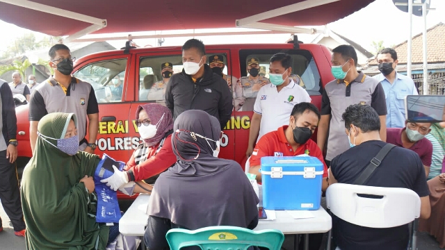 Suntik Vaksin Booster Untuk Masyarakat di Pasar Tradisional Dilakukan Polresta Sidoarjo