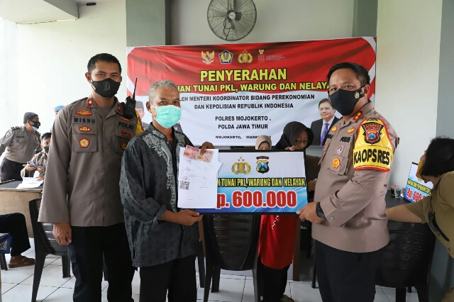 Bantuan BPTKLWN ke 6000 Pedagang Mikro Disalurkan langsung oleh Polres Mojokerto
