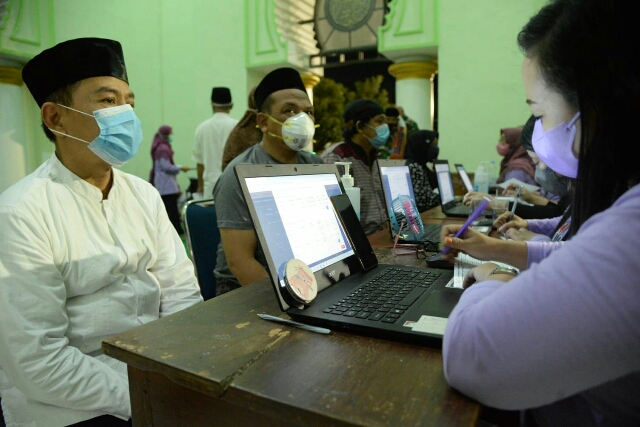 Polres Madiun Kota Bersama Forkopimda Gelar Vaksinasi Usai Sholat Tarawih Lakukan Kejar Herd Immunity
