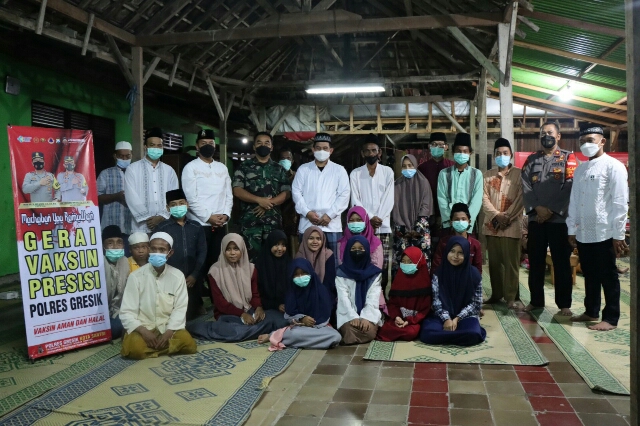 Polres Gresik Vaksinasi Santri Usai Sholat Tarawih, Dalam Mewujudkan Herd Immunity