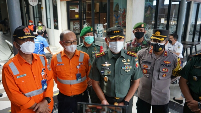 Kapolsek Tambaksari Surabaya Menghadiri Gelar Program Serbuan Vaksin Booster Dosis 3 di Stasiun Gubeng Yang Diselenggarakan oleh Kodam V/Brawijaya