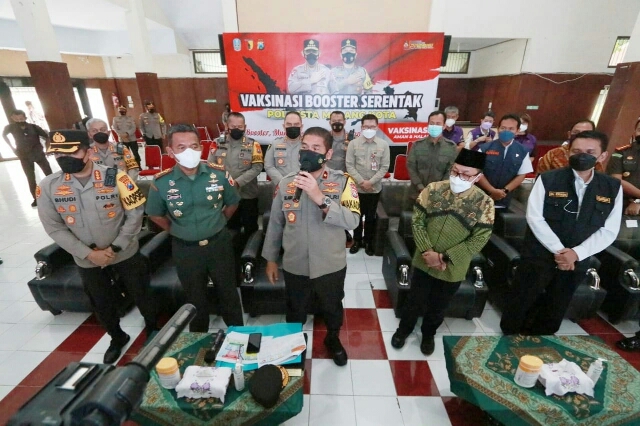 Melalui Zoom Meeting Bersama Wakapolri, Waka Polda Jatim Ikuti Vaksinasi Massal Serentak Secara Virtual