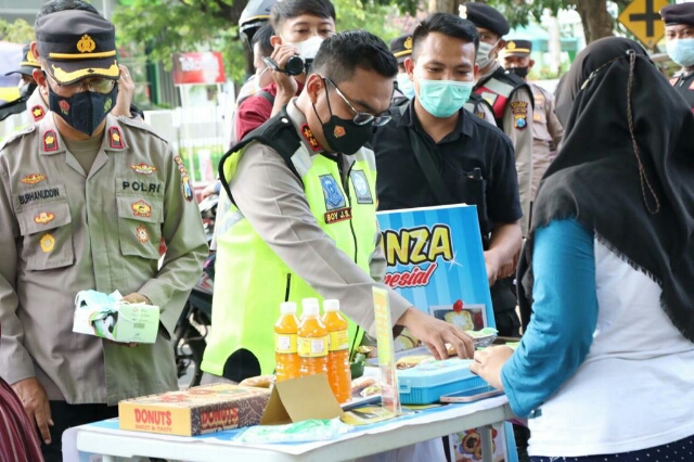 Kapolres Nganjuk Borong Jajanan Kaki Lima Saat Pimpin Patroli Ramadhan, Untuk Berbagi di Masa Pandemi