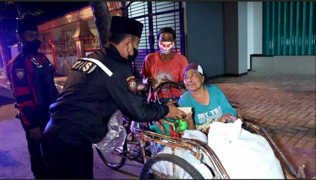 Sat Samapta Polres Bangkalan Gelar Patroli Sambil Berbagi Nasi, Dalam ‘Sahur On The Road’.
