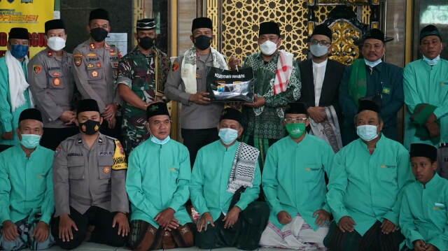 Kapolrestabes Surabaya Laksanakan Giat Safari Shalat Jum’at Bersama Kapolsek Tambaksari dan Silaturahmi ke Ta’mir Masjid Baitul Amin Surabaya