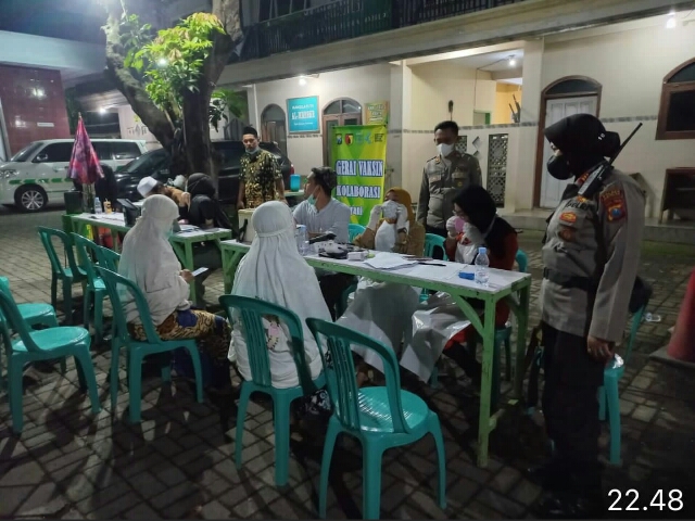 Capai 1006 Dosis Vaksin Booster, Polda Jatim Menggandeng Pengurus Masjid Gelar Vaksinasi Malam