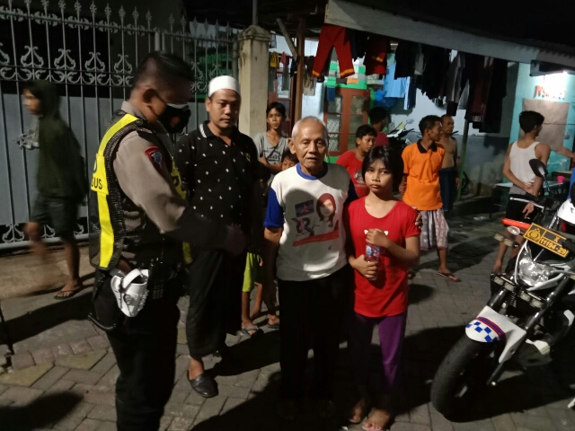 Gadis Belia Diantarkan Kembali ke Orang Tuanya Saat Anggota Timsus Satlantas Polrestabes Surabaya Menemukan Gadis Tersebut