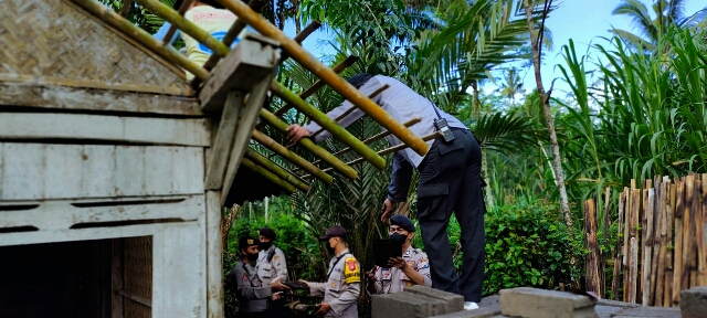 Polres Jember Bersama Paguyuban Tali Asih Bedah Rumah Warga Kurang Mampu, Bagian dari Polisi Peduli Masyarakat