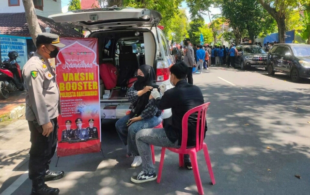 Polisi Kawal Aksi Damai BEM di Banyuwangi, dengan Berbagi Bunga Hingga Vaksin untuk Mahasiswa