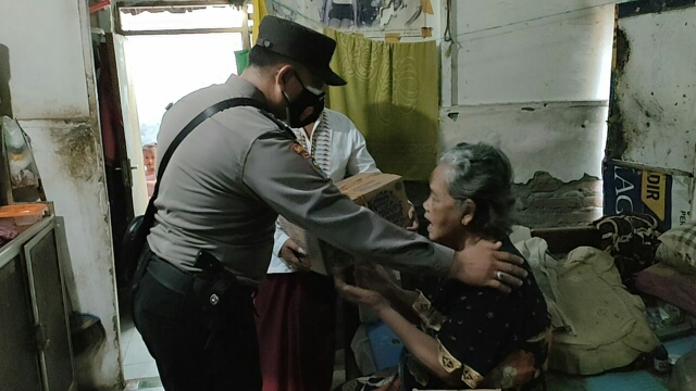 Kapolsek Tambaksari Polrestabes Surabaya Peduli dengan Warga Tidak Mampu dalam Memberikan Bantuan Sembako