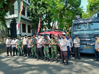 Polresta Malang Kota Kawal Aksi BEM Kota Malang, dengan Melibatkan Pasukan Asmaul Husna