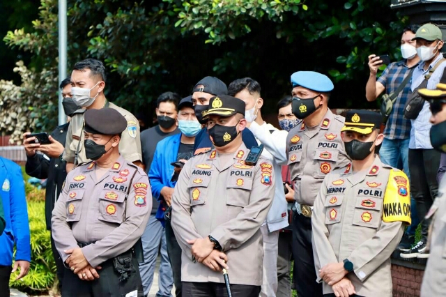 Kapolres Kediri Kawal Aksi Damai BEM Kediri, dengan Berbaur Bersama Mahasiswa