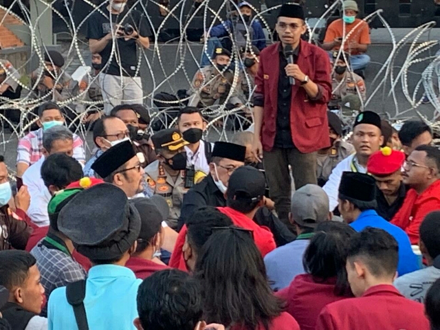 Ditutup Dengan Buka Puasa Bersama di Depan Gedung DPRD Jatim, Aksi Demo Mahasiswa di Surabaya Berjalan Aman