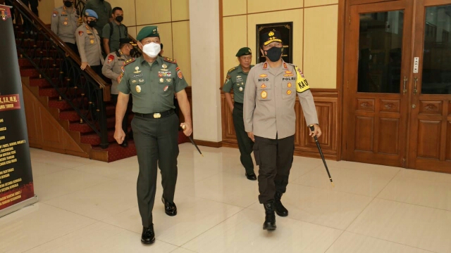 Kapolda Jatim Sambut Hangat Kunjungan Kehormatan Pangdiv II Kostrad dalam Meningkatkan Sinergitas TNI-Polri